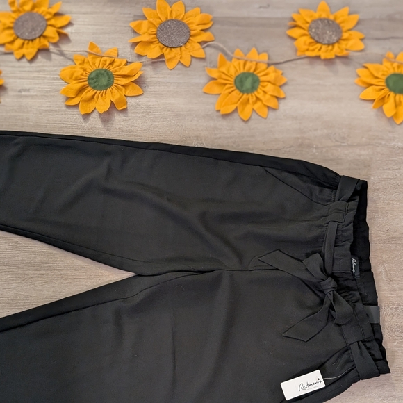 Reitmans, black, high waisted, cropped pants, size 8 - Picture 4 of 5